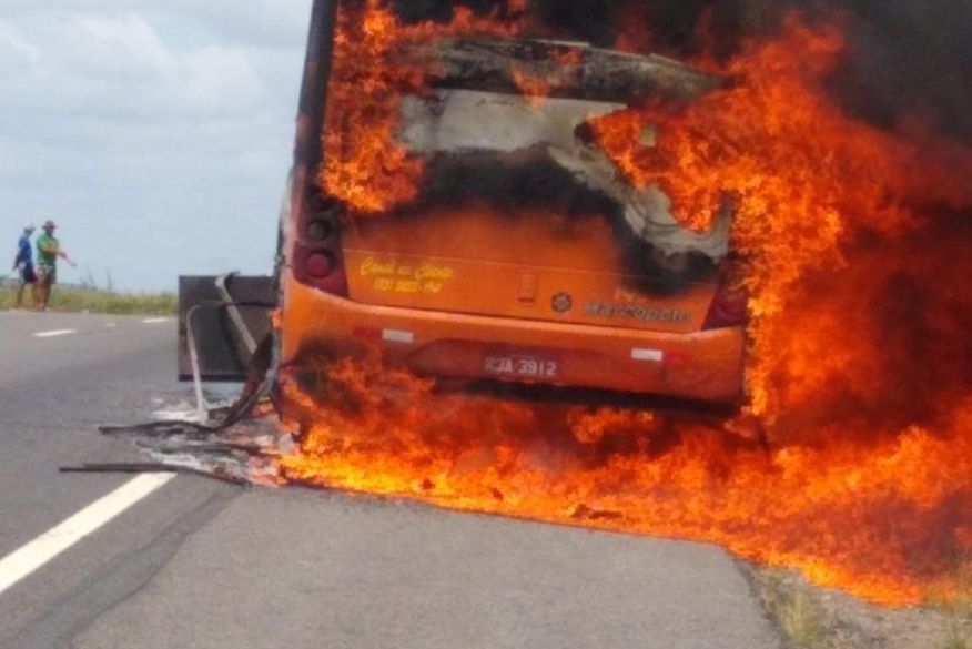 Ônibus com time de futebol pega fogo durante viagem para jogo do Campeonato  Paraibano, Paraíba