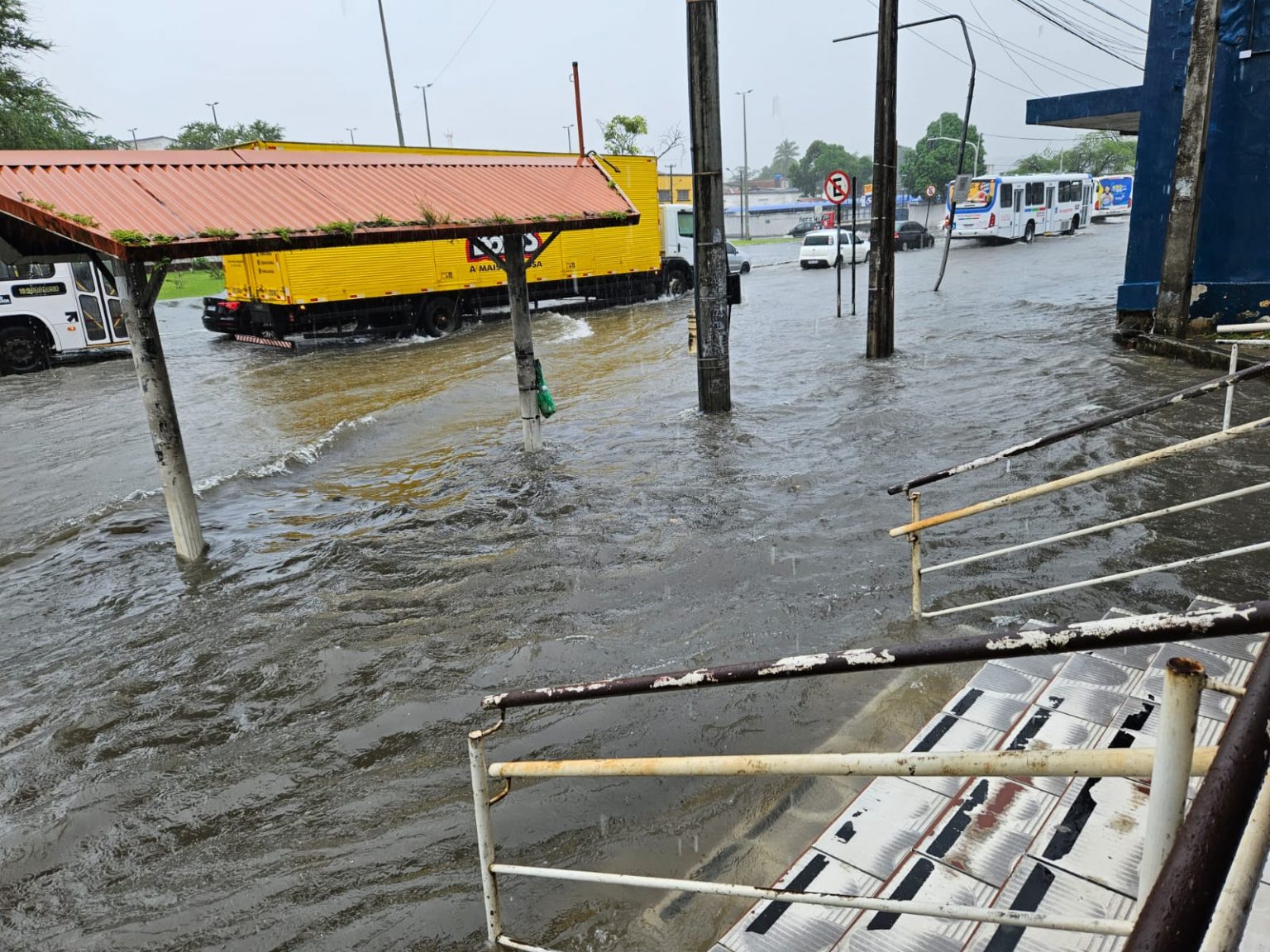 Chuva Provoca Queda De Rvore Alagamento De Avenidas E Falha Em